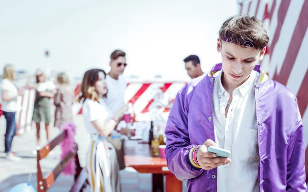 Single Reactivates Profiles on 3 Dating Apps in High-Stakes Search of 9/10 Sitting Across the Room